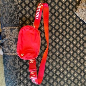 Lululemon everywhere belt bag (employee belt bag-not available for customers)